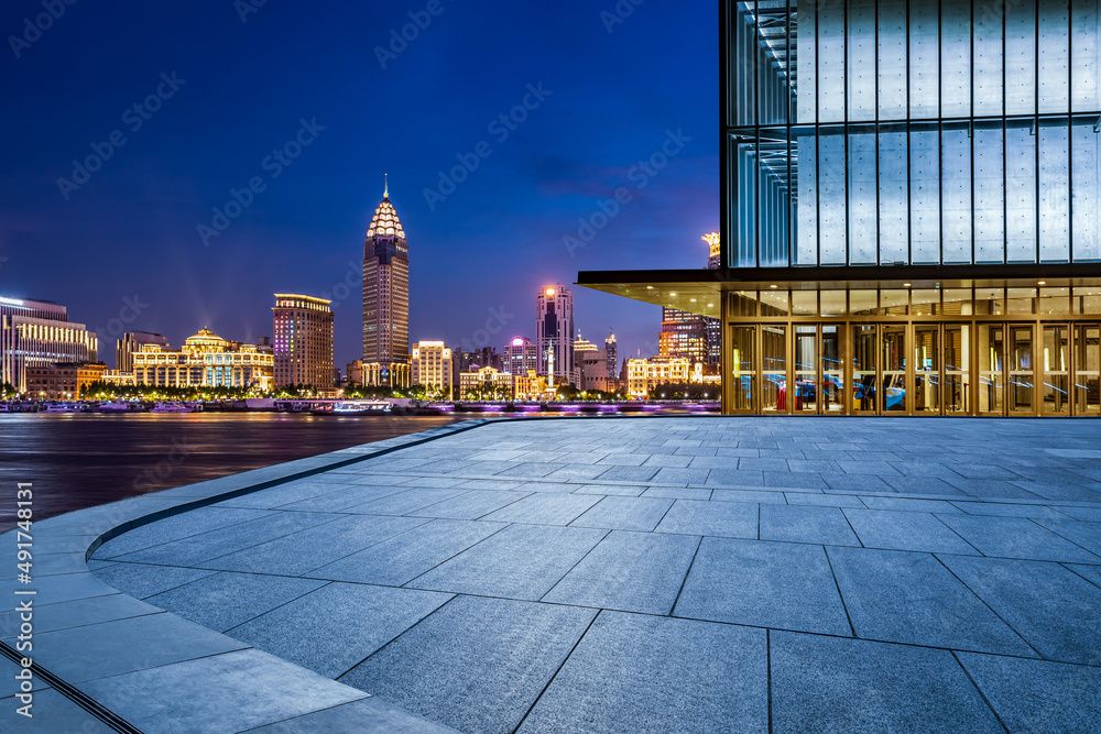 中国，夜晚的上海，空旷的广场层和城市天际线。