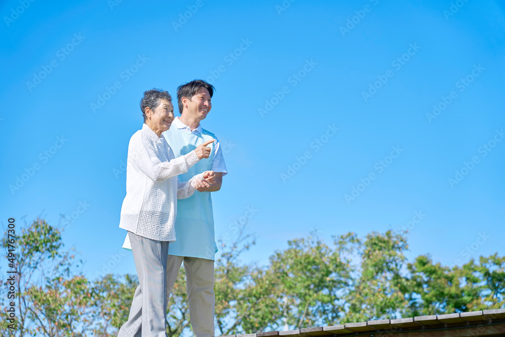 高齢者と介護士　屋外