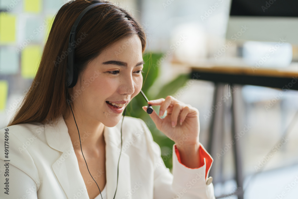 呼叫中心商务女性戴着耳机交谈。担任客服职位的高加索女性交谈