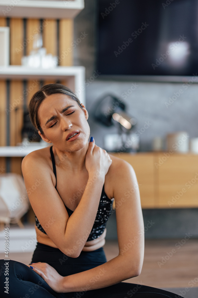 健身女性，穿着运动，颈部疼痛。