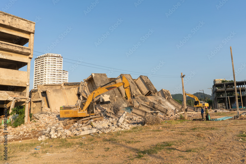 挖掘机摧毁一栋建筑建筑工人在拆除一栋建筑