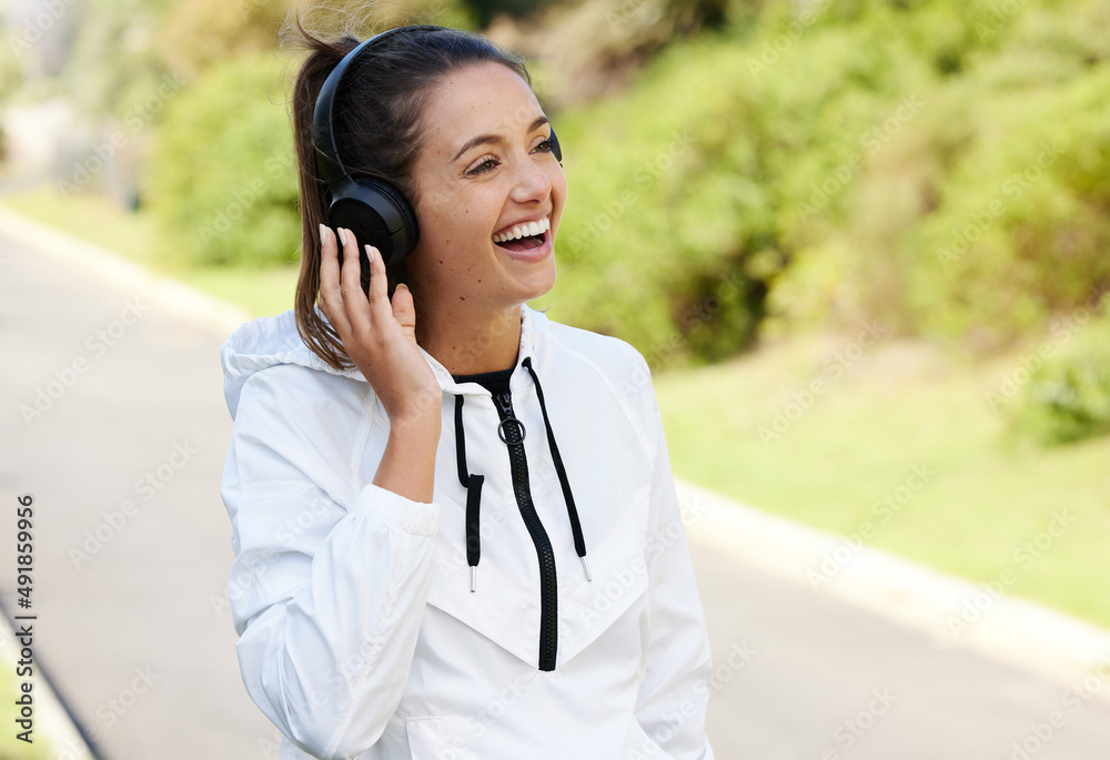 音乐让她有动力。一个有魅力、有运动能力的年轻女人在听穆的剪报