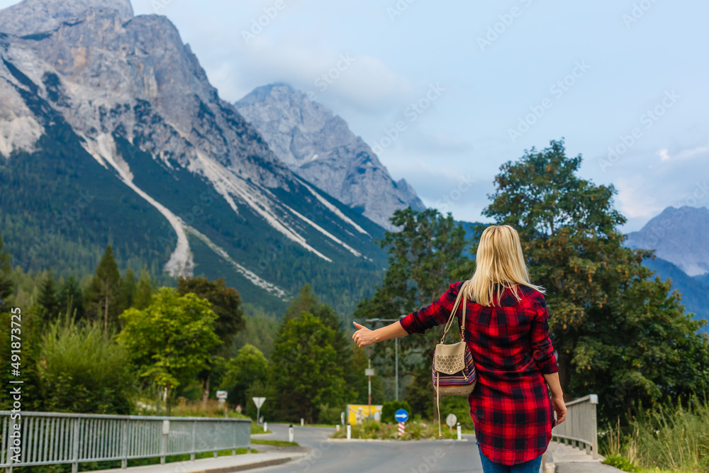 一个女人在看山。欧洲，德国，巴伐利亚