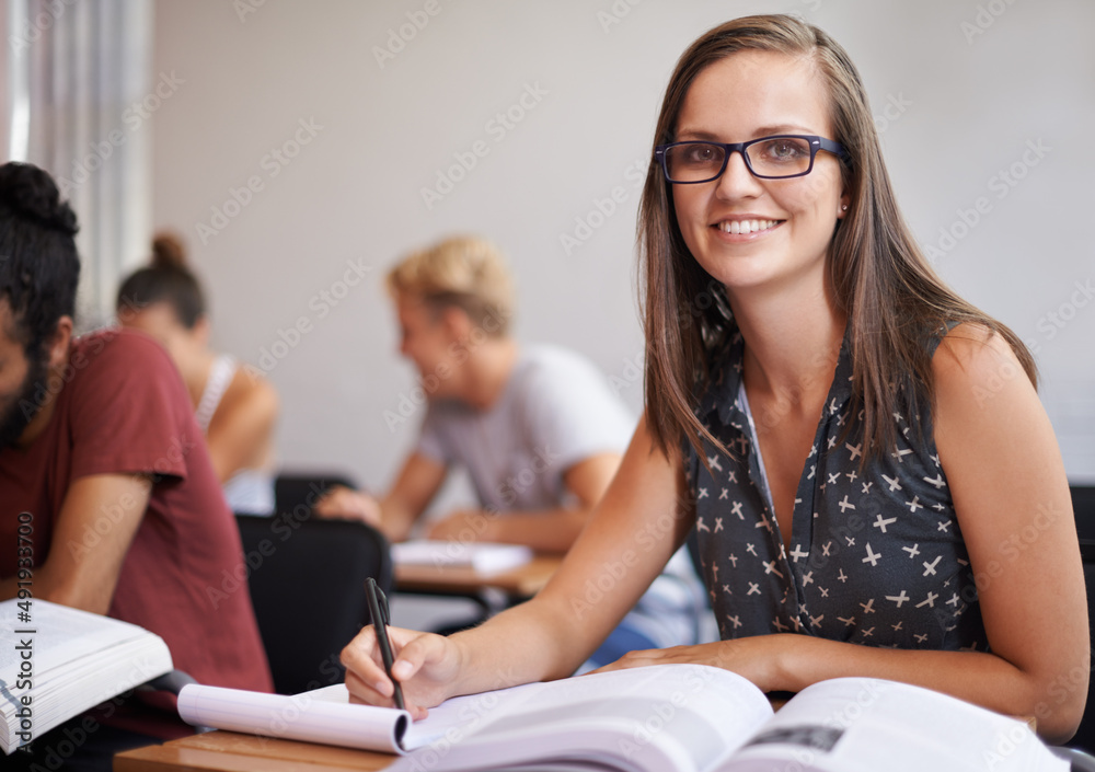 对我来说，没有什么比教育更重要了。一个有魅力的年轻大学代表队学生坐在
1222987952,蝴蝶女人与树叶标志设计灵感