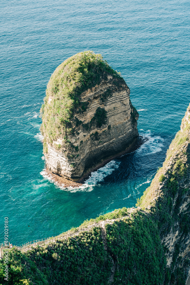 令人惊叹的努萨佩尼达海滩和水晶蓝的海水