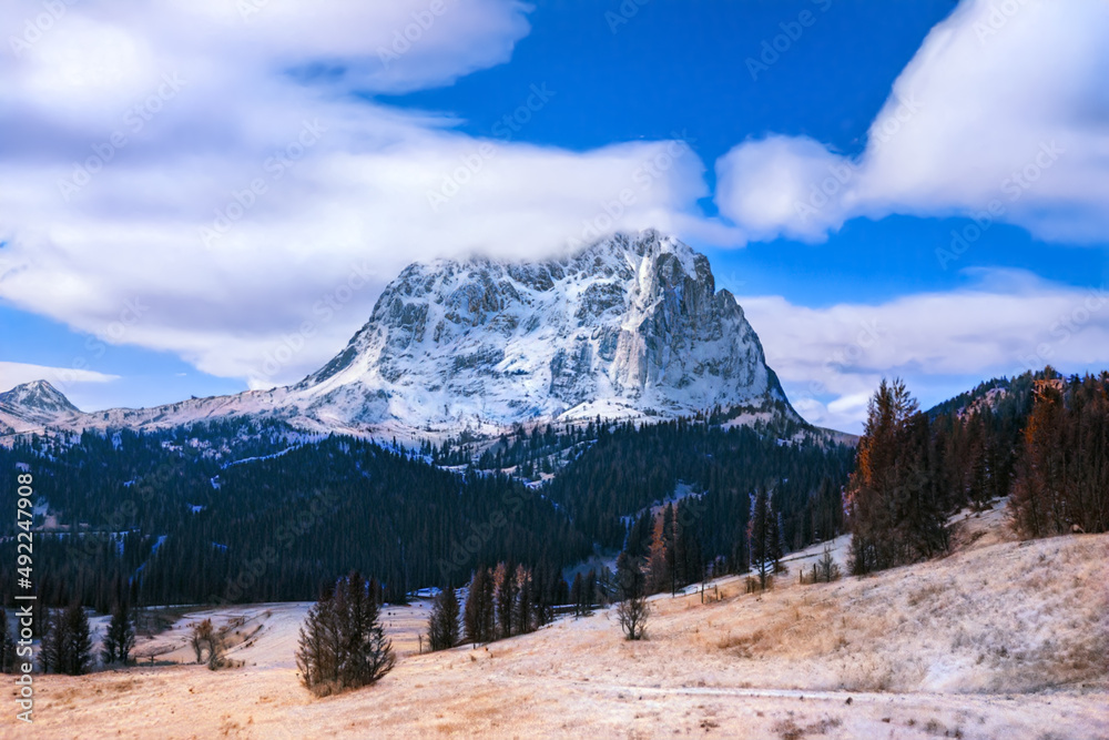 美丽的冬季风景景观和白云岩山的雪霜背景