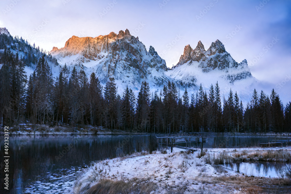 美丽的冬季风景景观和白云岩山的雪霜背景