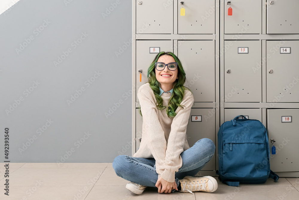 坐在大学储物柜附近的漂亮女学生