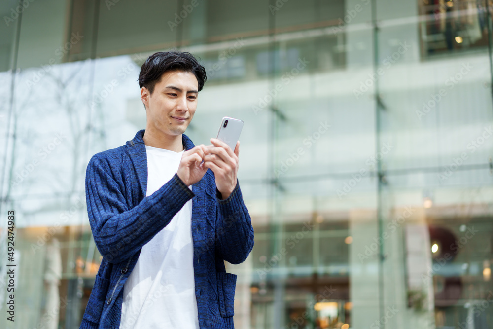 野外でスマートフォンを使う男性