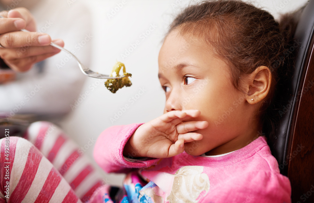 我真的不想吃这个。一个小女孩拒绝吃她的食物的镜头。