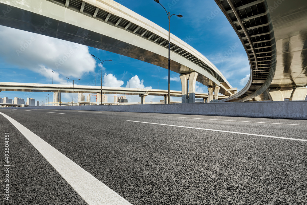 空的沥青路桥建筑背景