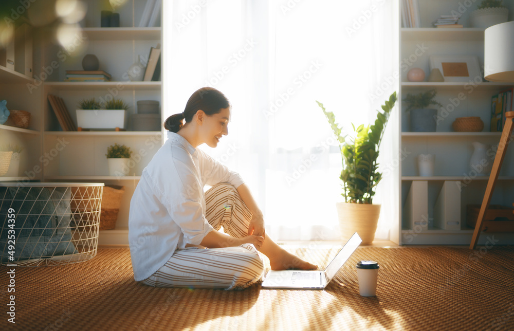 使用笔记本电脑的女性