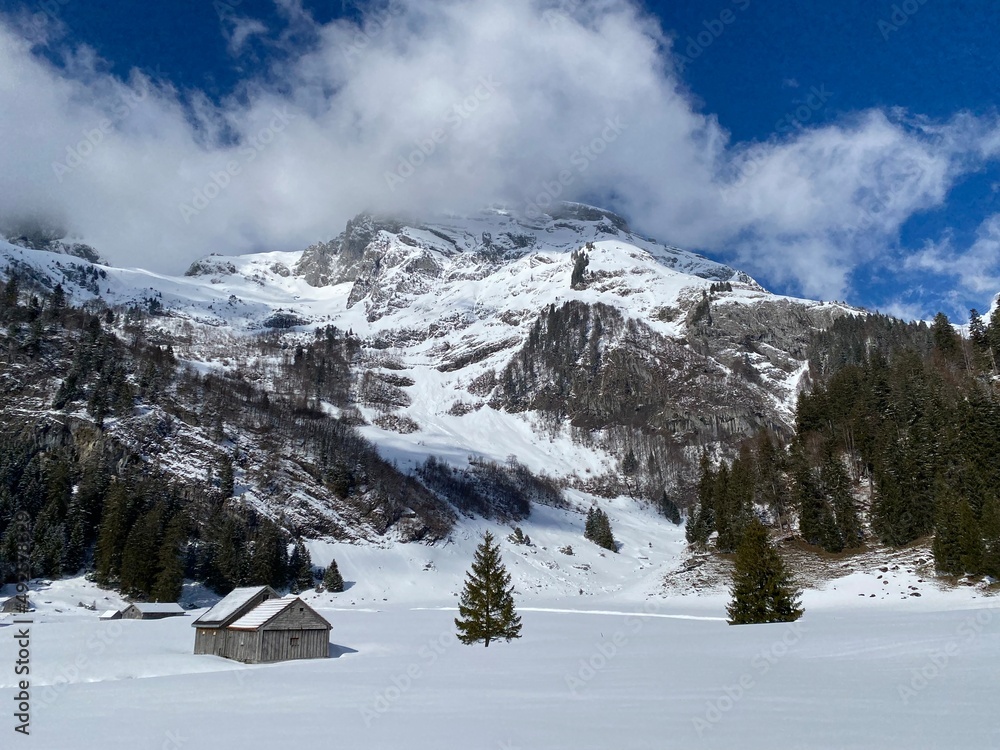 阿尔卑斯山山脉和阿彭策尔阿尔卑斯山脉中积雪覆盖的高山山峰Stoss（或Stooss，2112米）