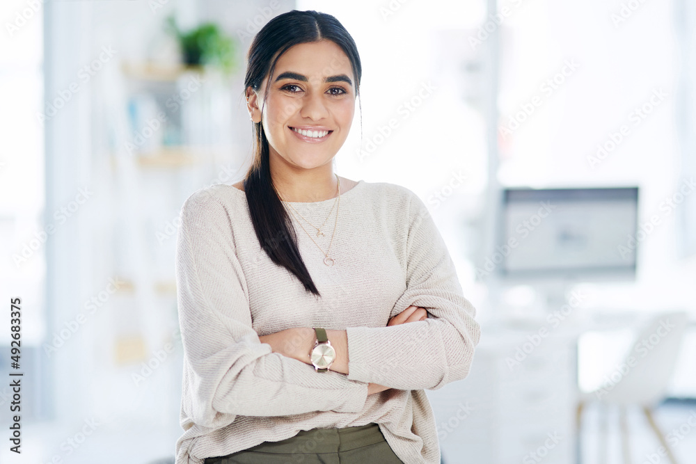 我一直以目标为导向。一位自信的年轻女商人站在办公室里的画像。