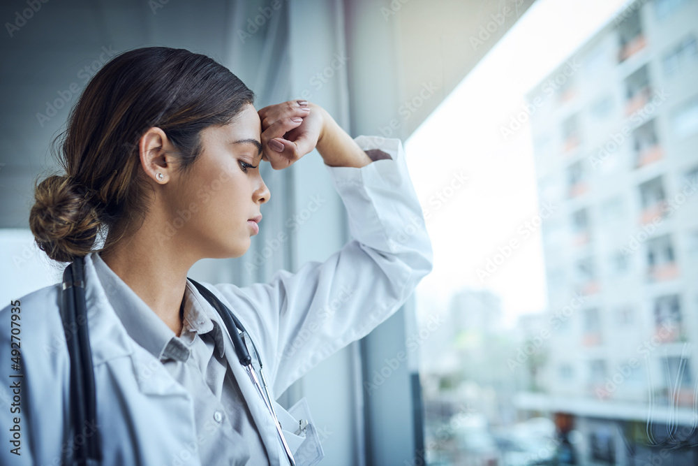 在医疗专业人士中，过度疲劳现象非常普遍。一位年轻女医生看起来很紧张