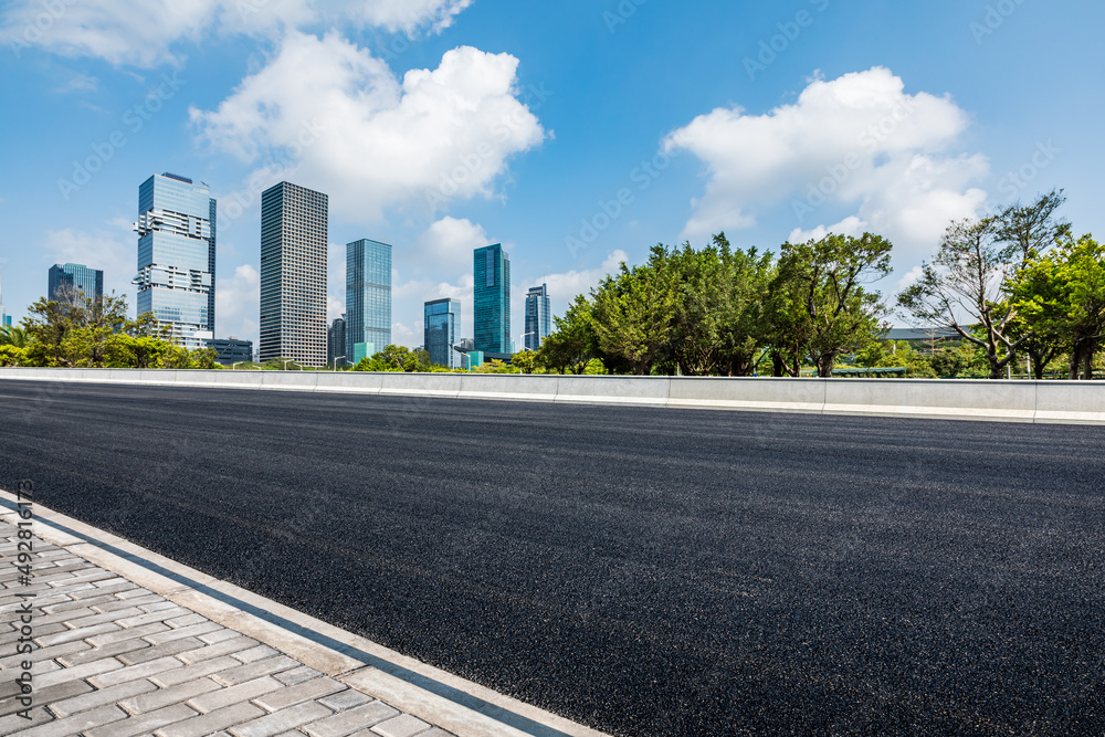 中国深圳的沥青道路和城市天际线，以及现代化的商业建筑。