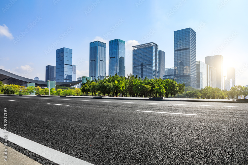 中国深圳的沥青道路和城市天际线，以及现代化的商业建筑。