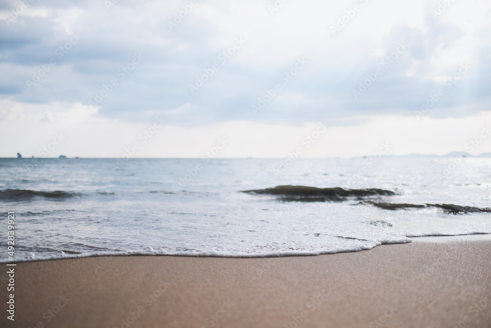 蓝色海天背景的热带白色海滩景观图像