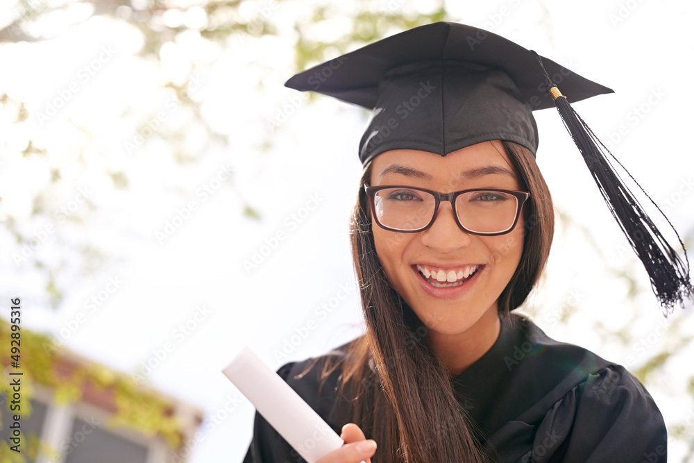 毕业日。毕业日一位漂亮大学生的剪报。