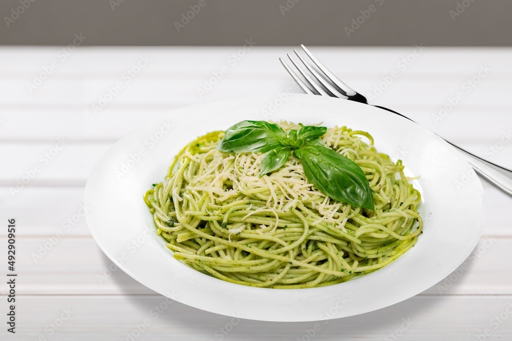 Trofie al pesto，意大利意大利面食，由罗勒叶、帕尔马干酪和橄榄油制成的香蒜酱