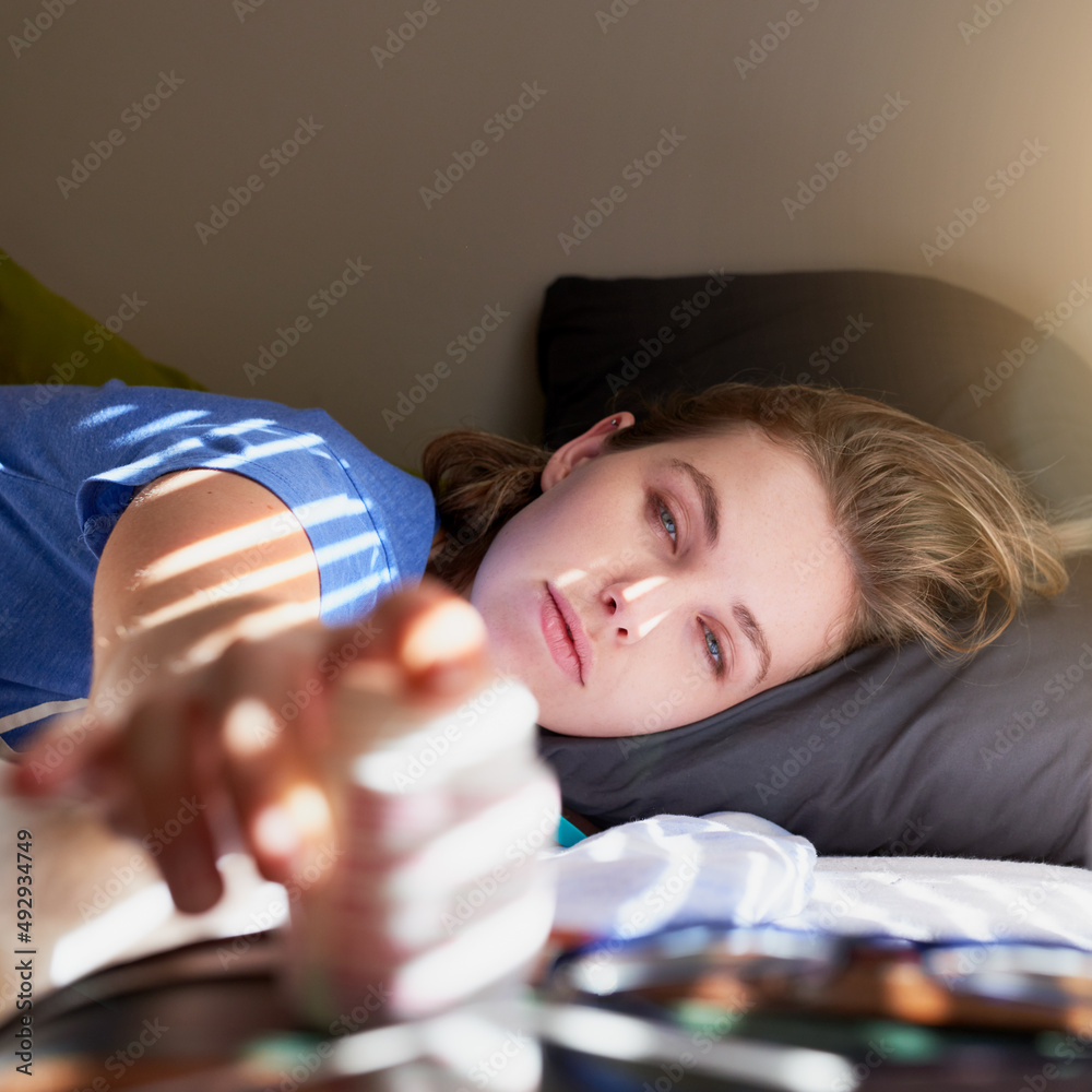 周一早上总是来得太早。一名年轻女子醒来伸手去拿闹钟的镜头