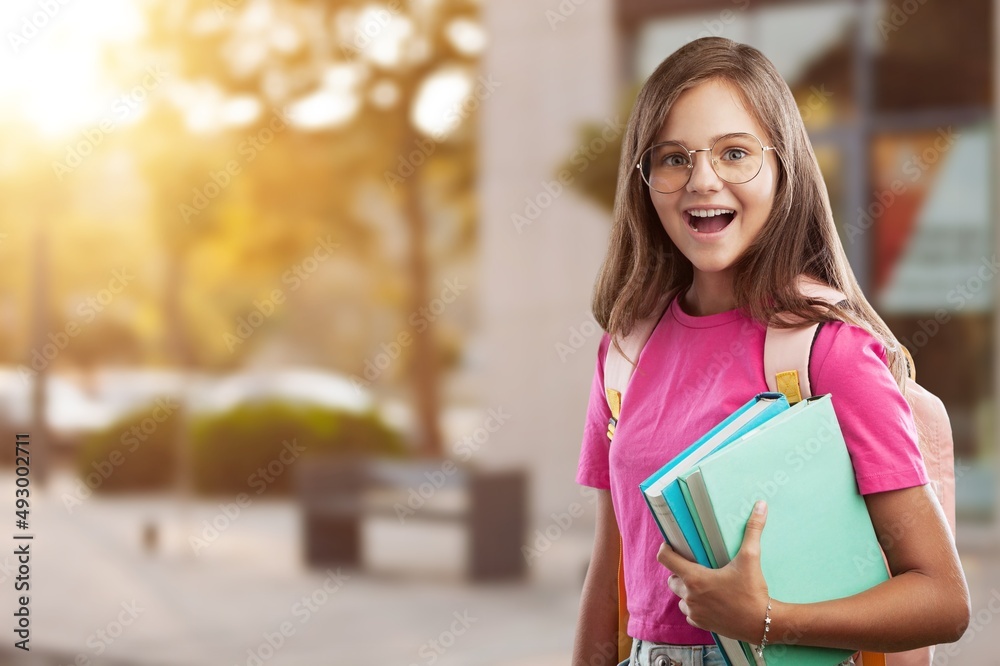 小学生上学，上课前少站在学校操场上