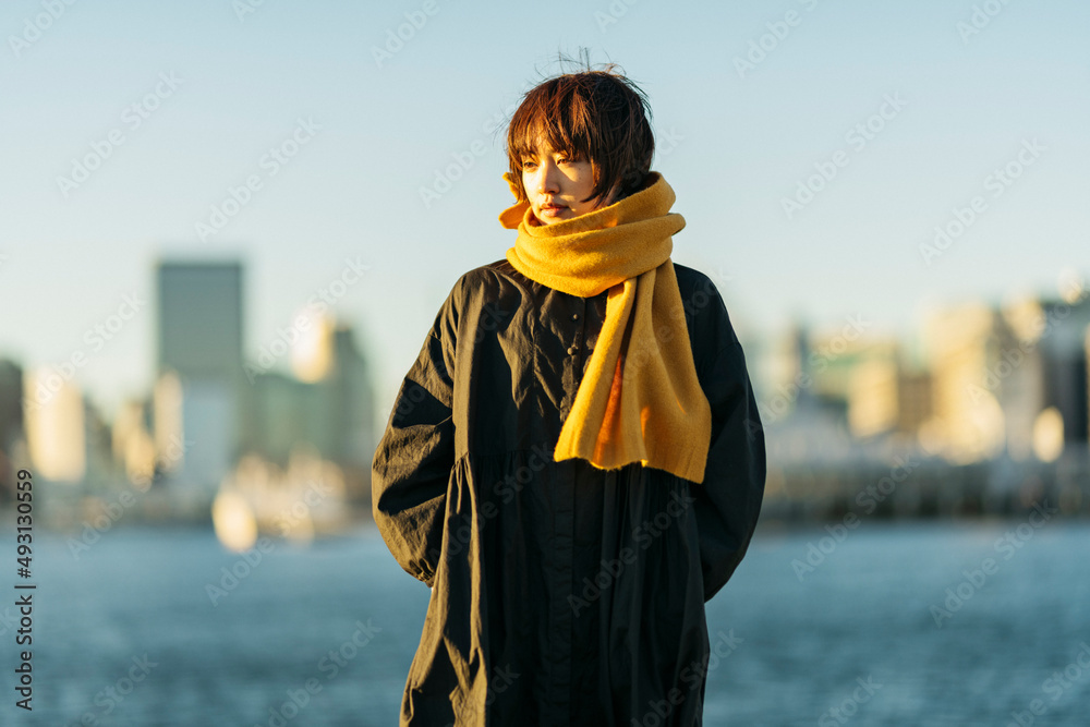 海辺  ショートヘアの女性