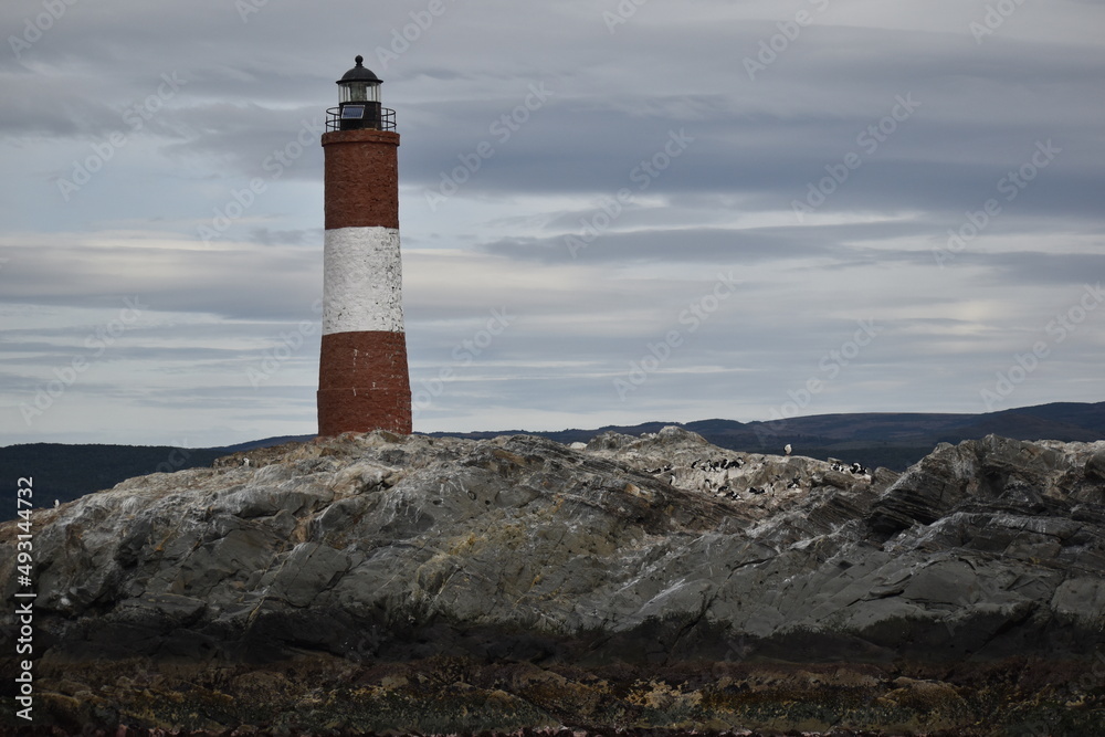 Toma de larga distancia del faro Les Eclaireurs en día nublado