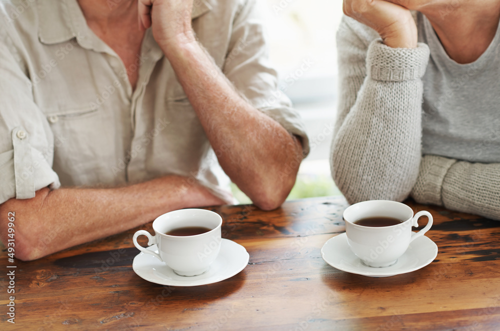 从我爱的人开始新的一天……一对老年夫妇享受一杯茶装的裁剪图