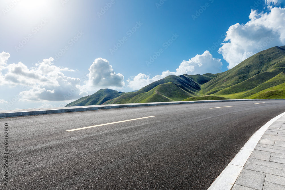 蓝天下的柏油路和山景