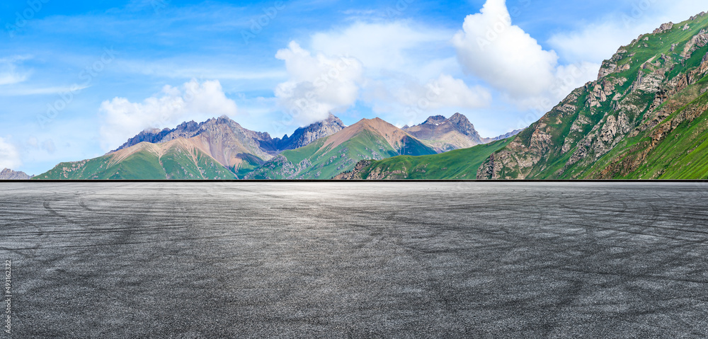 空旷的柏油路和蓝天下的山地自然风光。道路和山脉的背景。