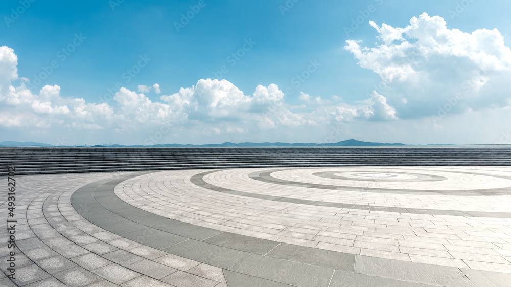 空荡荡的广场楼层和美丽的天空云朵景观