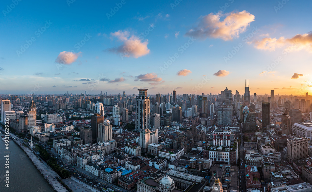 日落时上海城市天际线和现代建筑的鸟瞰图，中国。