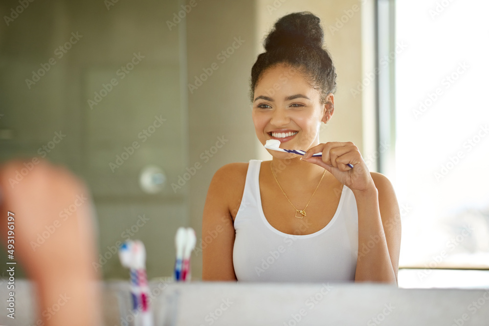 每天刷两次，露出美丽的笑容。一个快乐迷人的年轻女人刷她的照片