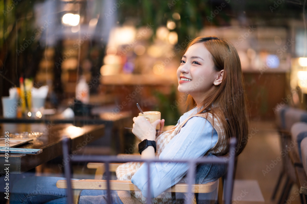 在咖啡店工作的年轻亚洲女商人