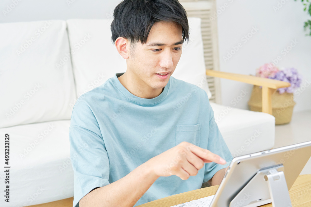 タブレットを使う男性　リビング