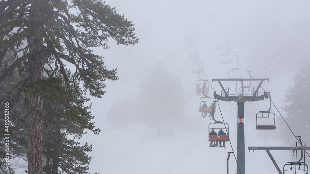 雾中滑雪，恶劣天气下的冬季运动。塞浦路斯奥林巴斯山滑雪场