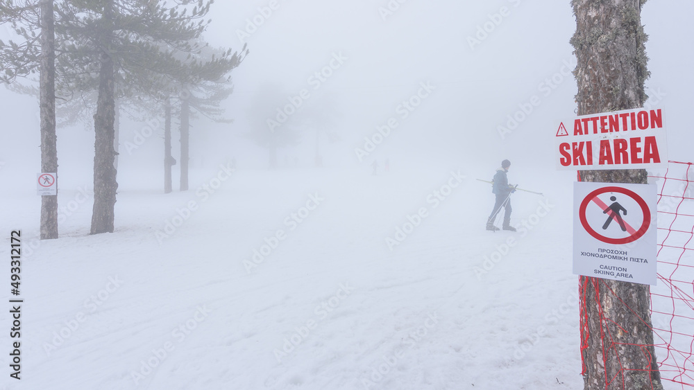 滑雪场雾蒙蒙的恶劣天气。塞浦路斯特罗多斯的奥林匹斯山