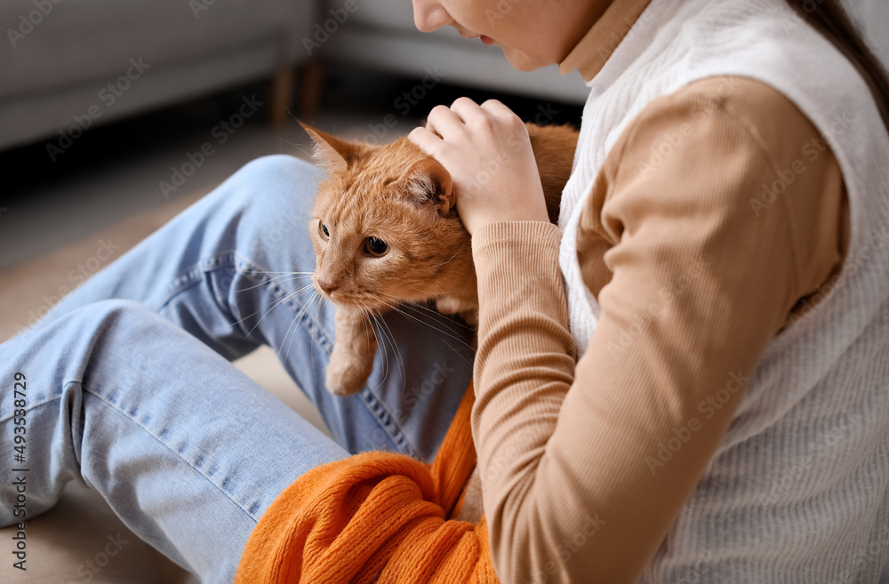 秋天，家里养着可爱的姜黄色猫的女人