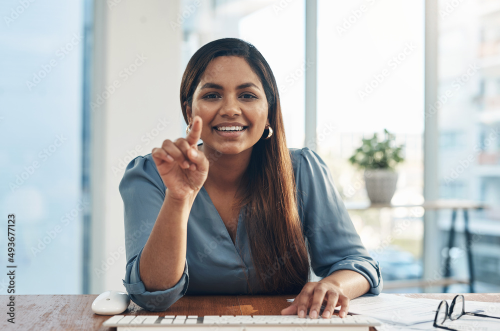 连接到一个更广阔的机会世界。一位年轻女商人在一个
1552940395,黑色和棕色腊肠犬