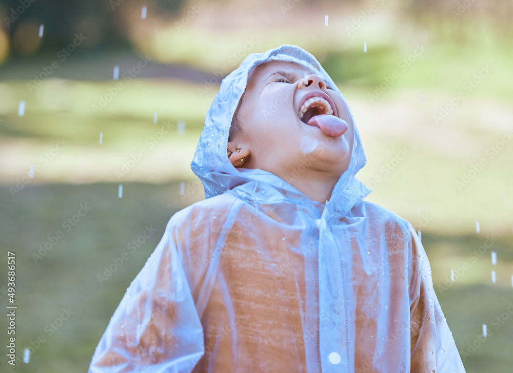 就像来自天堂的水。一个小女孩伸出舌头接住雨滴的镜头