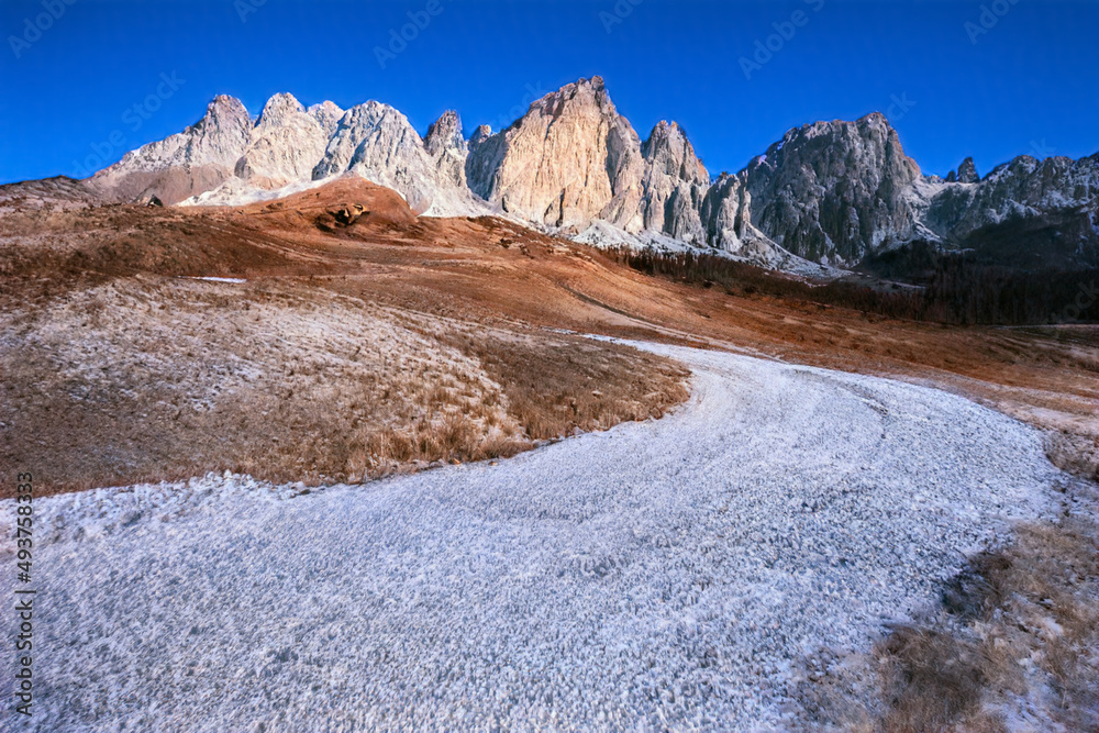 美丽的冬季风景景观和白云岩山的雪霜背景