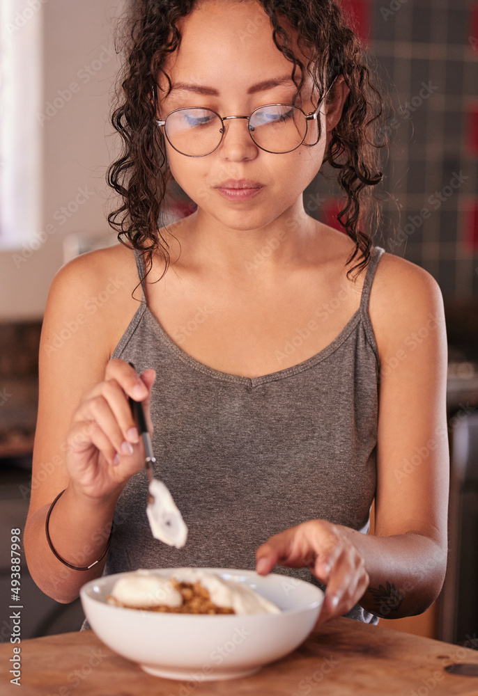 以健康的早餐开始你的一天。一个年轻女人在家吃早餐的镜头。