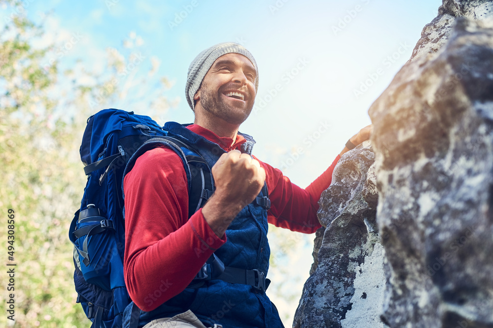 你攀登的每一座山峰都会让你变得更强壮。一个快乐的年轻徒步旅行者在h上享受山路的照片