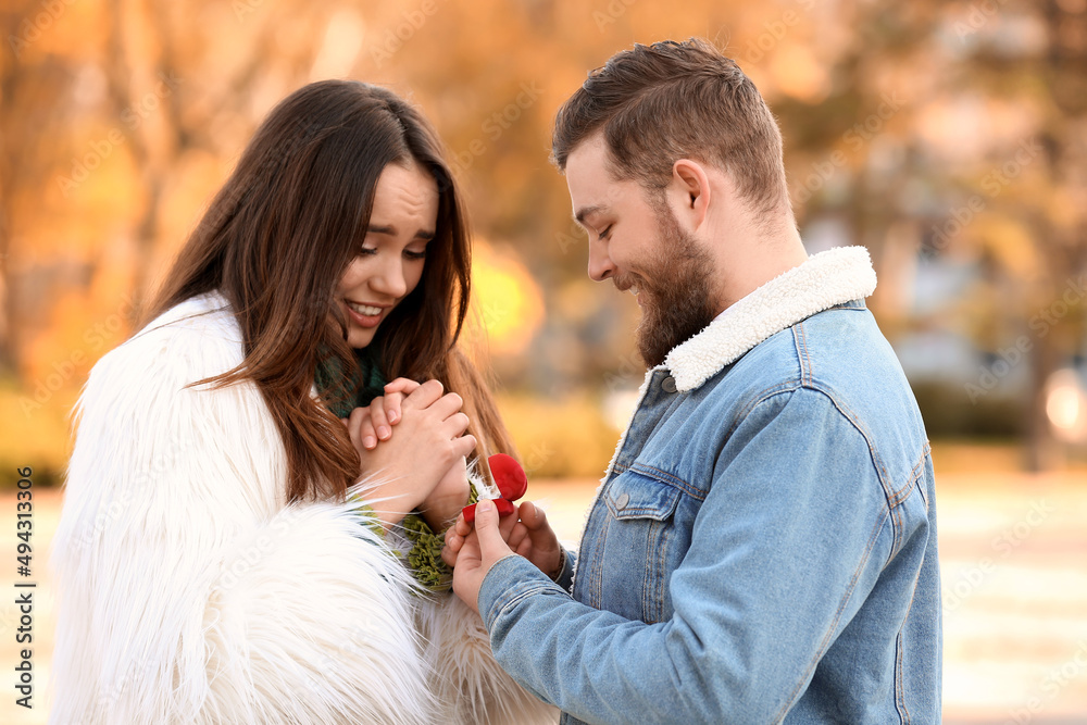 一名年轻男子在公园向女友求婚