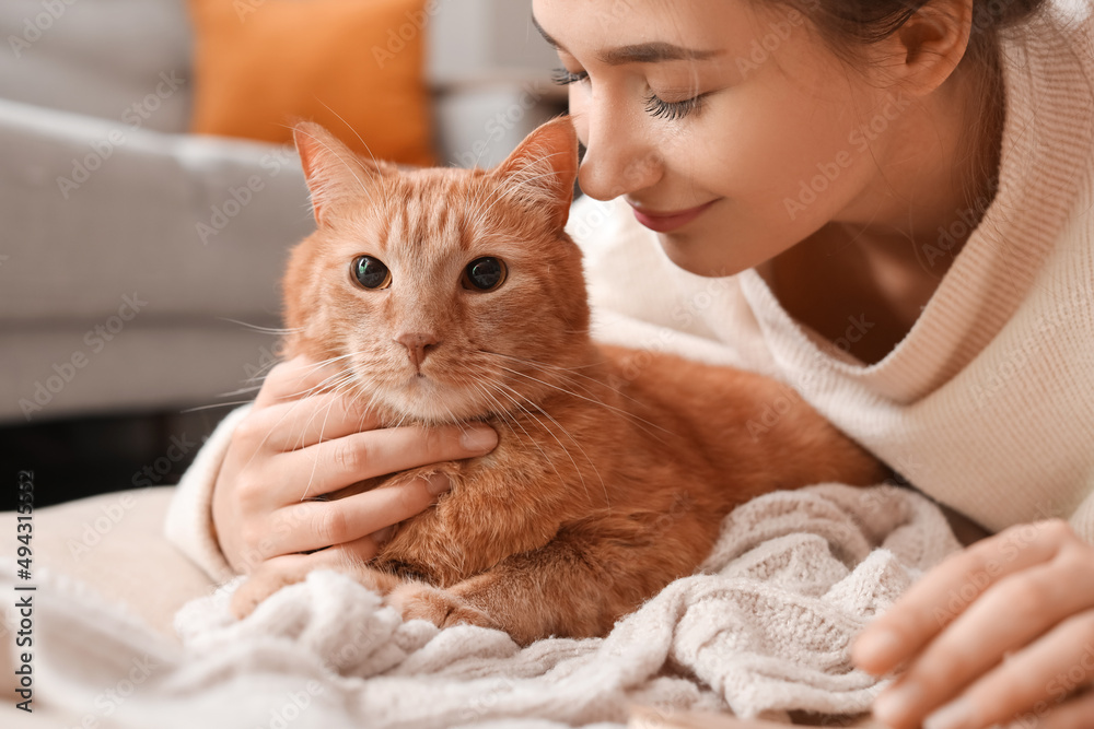 秋天，家里养着可爱的姜黄色猫的女人