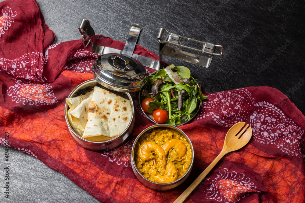 典型的なインドのカレーとナン Typical Indian curry set