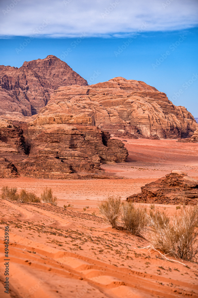 约旦Wadi Rum保护区非凡的山地沙漠景观。