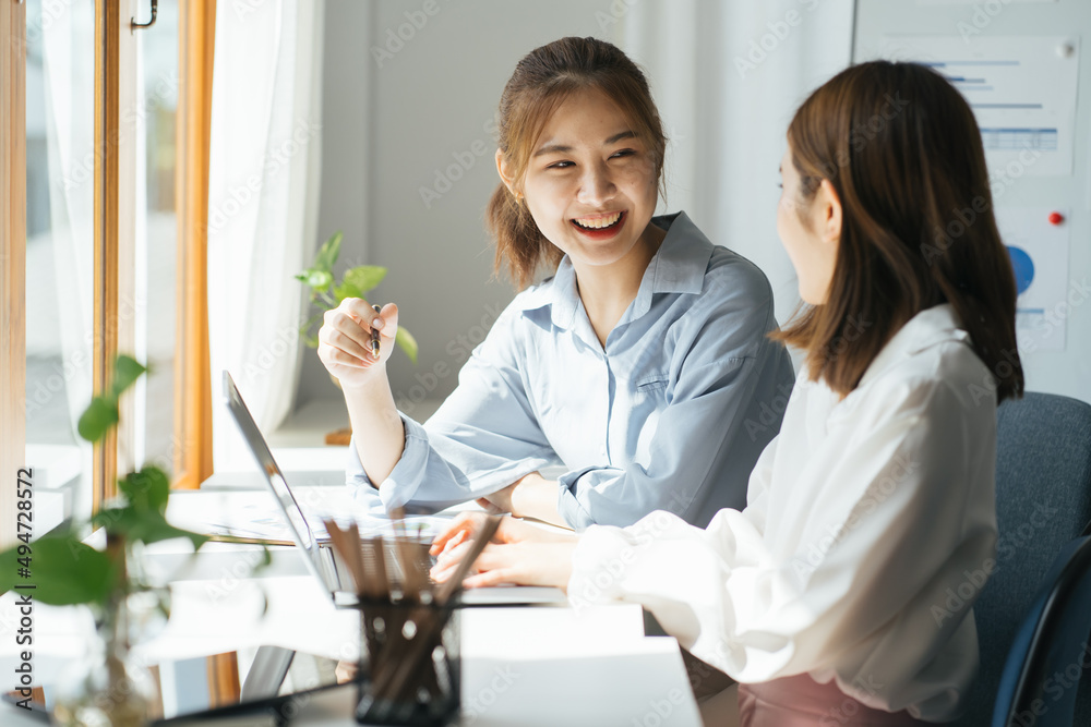 两位不同的严肃女商人在办公室一起讨论商业项目，严肃的生活