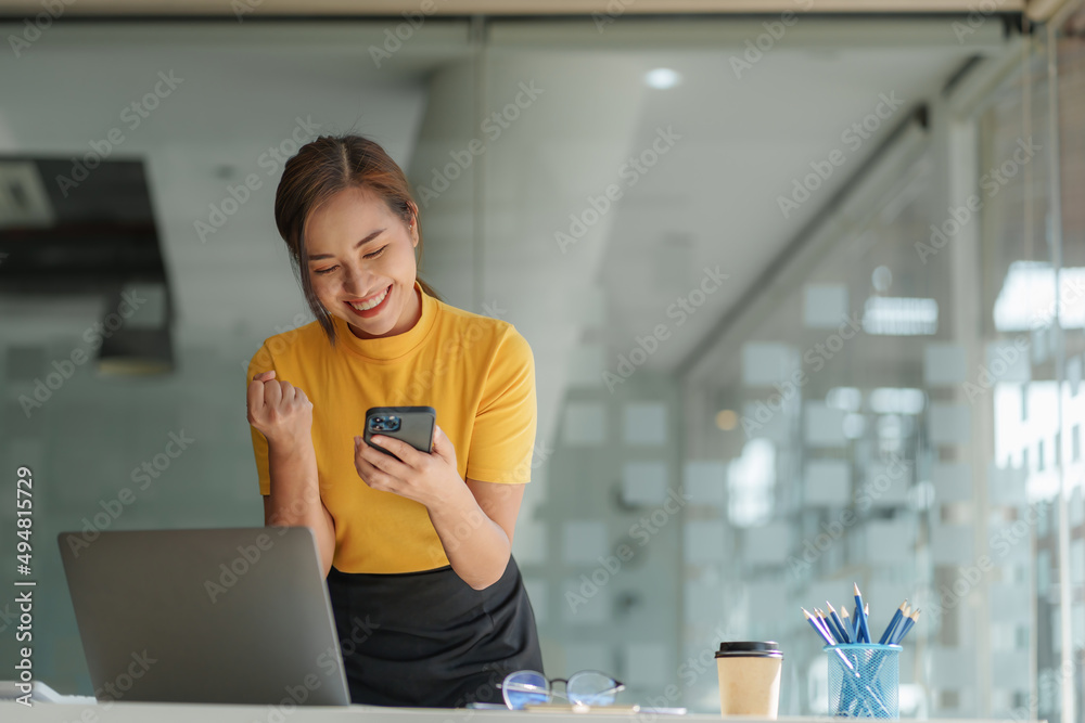 成功的商业女性在她的业务增长和好消息时感到兴奋。金融概念。